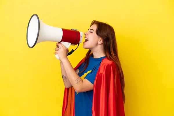 Super Hero Rotschopf Frau Isoliert Auf Gelbem Hintergrund Schreit Durch — Stockfoto