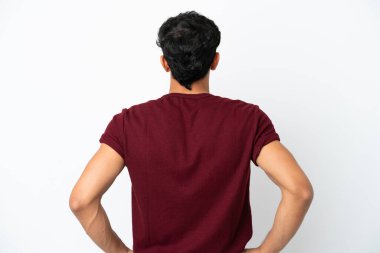 Arjantinli genç adam arka planda beyaz arka planda izole edildi