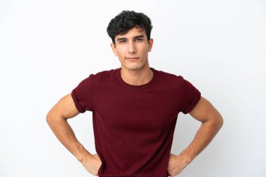 Genç Arjantinli adam beyaz arka planda izole edilmiş kızgın.