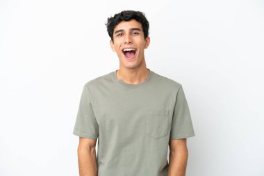 Arjantinli genç bir adam beyaz arka planda yalıtılmış ve şaşırmış bir yüz ifadesi var.