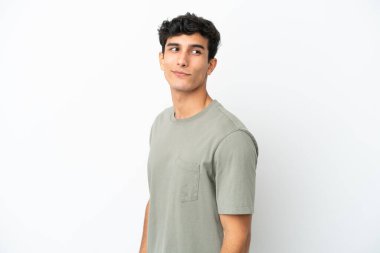 Genç Arjantinli adam beyaz arka planda izole edilmiş. Portre