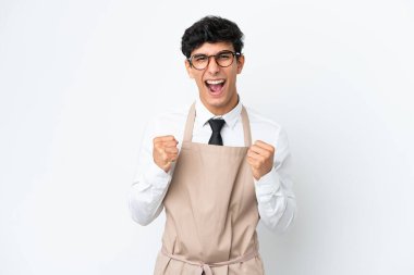 Arjantinli restoran garsonu beyaz arka planda galibiyeti kutluyor.