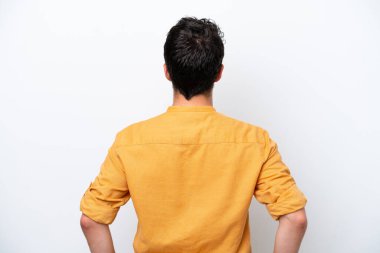 Bıyıklı genç adam arka planda beyaz arka planda izole edilmiş.