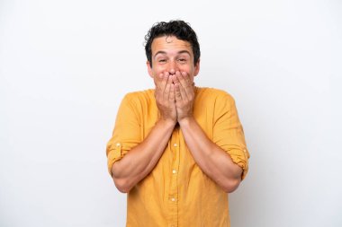 Bıyıklı genç adam beyaz arka planda izole edilmiş mutlu ve gülümseyen elleri ile ağzını kapatıyor.