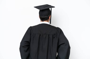 Genç üniversite mezunu arka planda beyaz arka planda izole edilmiş.