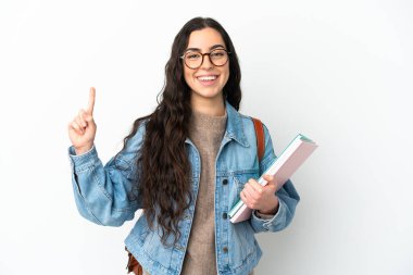 Beyaz arka planda izole edilmiş genç bir bayan harika bir fikre işaret ediyor.