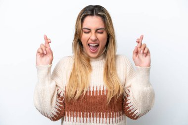 Beyaz arka planda izole edilmiş beyaz tenli genç bir kadın.