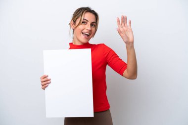 Beyaz arka planda izole edilmiş beyaz bir kadın elinde boş bir levha ve selam veriyor.