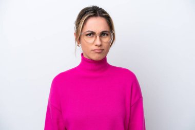 Beyaz arka planda gözlüklü, beyaz tenli genç bir kadın.