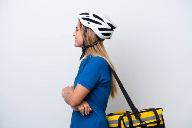 Beyaz arka planda, termal sırt çantalı, beyaz tenli, beyaz bir kadın var.