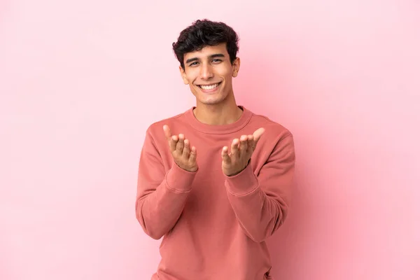Young Argentinian Man Isolated Pink Background Applauding Presentation Conference — Stockfoto
