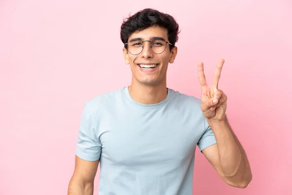 Jonge Argentijnse Man Geïsoleerd Roze Achtergrond Met Bril Doen Teken — Stockfoto