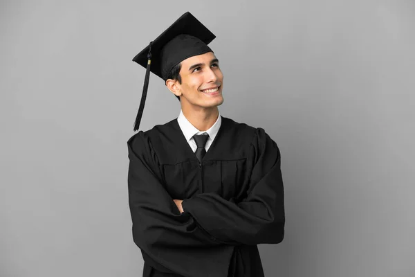 Junger Argentinischer Universitätsabsolvent Isoliert Auf Grauem Hintergrund Und Schaut Lächelnd — Stockfoto