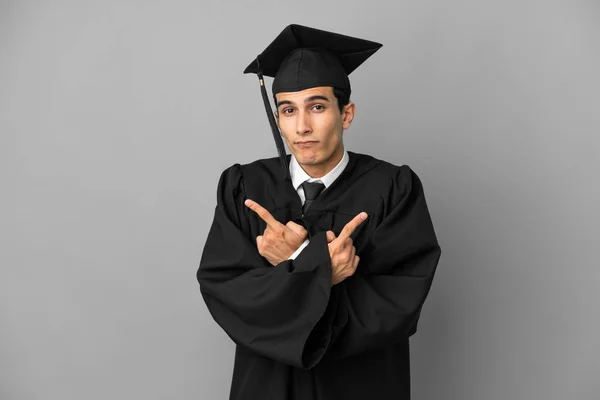 Fiatal Argentin Egyetemi Diplomás Szürke Háttérrel Elszigetelve Rámutatva Kétségekkel Küzdő — Stock Fotó