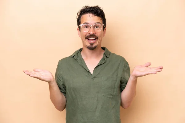 Young Caucasian Man Isolated Beige Background Shocked Facial Expression — Foto de Stock