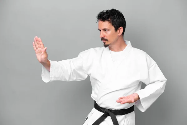 Mladý Běloch Izolovaný Šedém Pozadí Dělá Karate — Stock fotografie