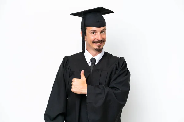 Молодой Выпускник Университета Изолирован Белом Фоне Показывая Большой Палец Вверх — стоковое фото