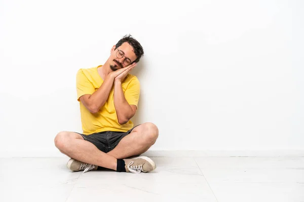 Joven Hombre Caucásico Sentado Suelo Aislado Sobre Fondo Blanco Haciendo — Foto de Stock