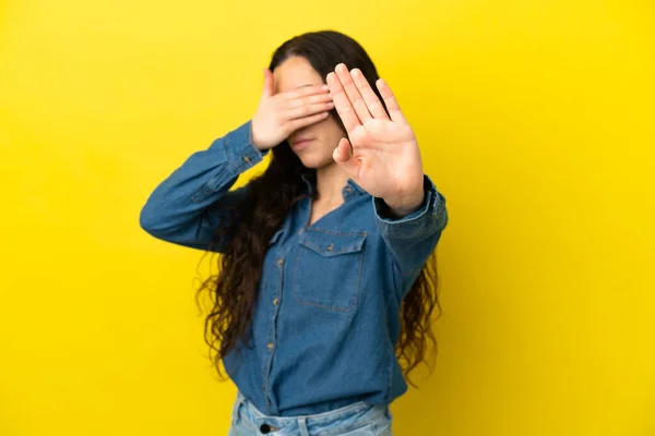 Jeune Femme Caucasienne Isolée Sur Fond Jaune Faisant Geste Stop — Photo