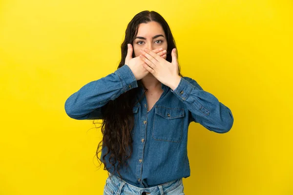 Young Caucasian Woman Isolated Yellow Background Covering Mouth Hands — Stock Photo, Image