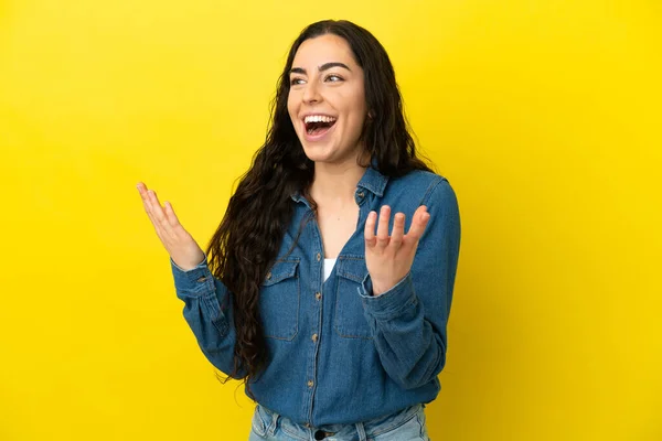 Jeune Femme Caucasienne Isolée Sur Fond Jaune Avec Expression Faciale — Photo