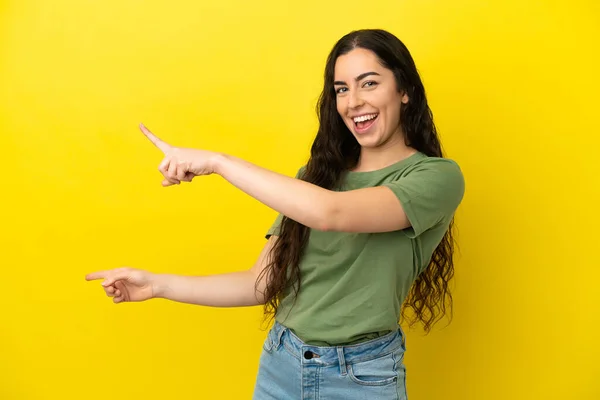 Mujer Joven Caucásica Aislada Sobre Fondo Amarillo Apuntando Con Dedo —  Fotos de Stock