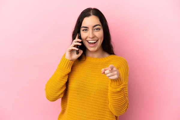 Young Caucasian Woman Using Mobile Phone Isolated Pink Background Surprised — Foto de Stock