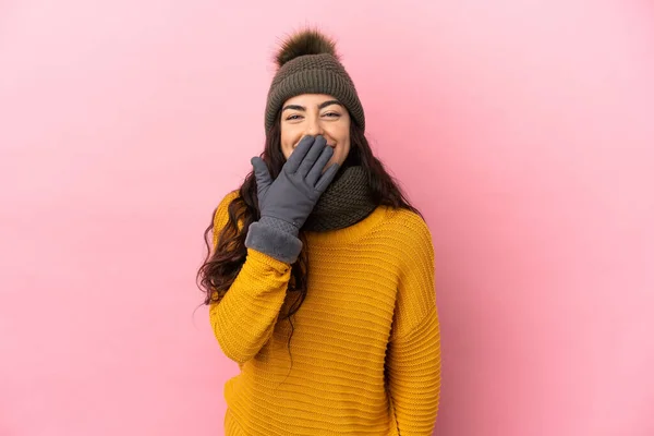 Joven Chica Caucásica Con Sombrero Invierno Aislado Sobre Fondo Púrpura —  Fotos de Stock