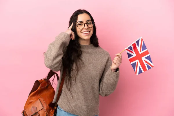 Mladá Běloška Drží Vlajku Spojeného Království Izolované Růžovém Pozadí Pochybnostmi — Stock fotografie