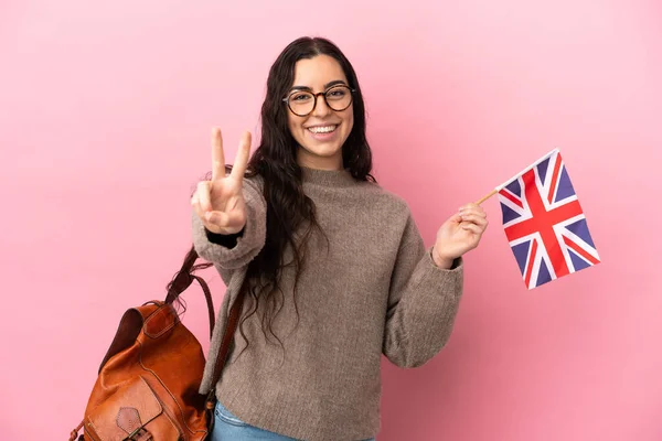 Joven Mujer Caucásica Sosteniendo Una Bandera Del Reino Unido Aislada — Foto de Stock