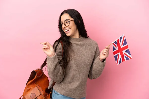 Mujer Caucásica Joven Sosteniendo Una Bandera Del Reino Unido Aislada —  Fotos de Stock