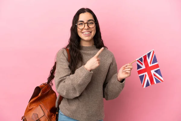 Mujer Caucásica Joven Sosteniendo Una Bandera Del Reino Unido Aislada — Foto de Stock