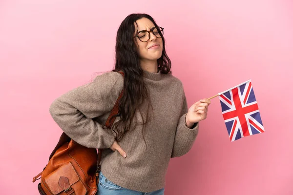 Mladá Běloška Drží Vlajku Spojeného Království Izolované Růžovém Pozadí Trpí — Stock fotografie