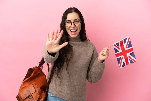 Giovane Donna Caucasica Che Tiene Una Bandiera Del Regno Unito — Foto Stock