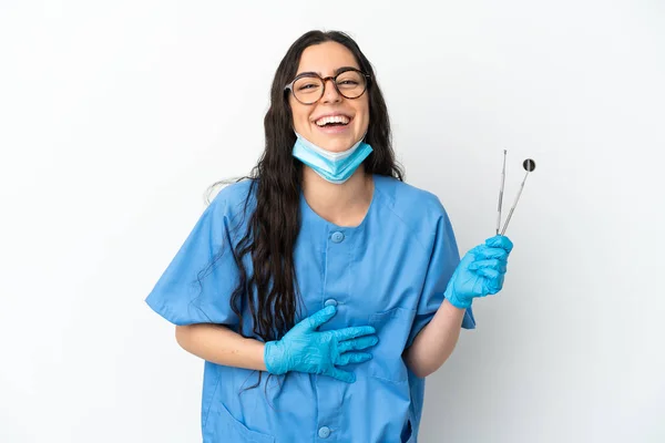 Młoda Kobieta Dentysta Trzyma Narzędzia Odizolowane Białym Tle Uśmiechając Się — Zdjęcie stockowe