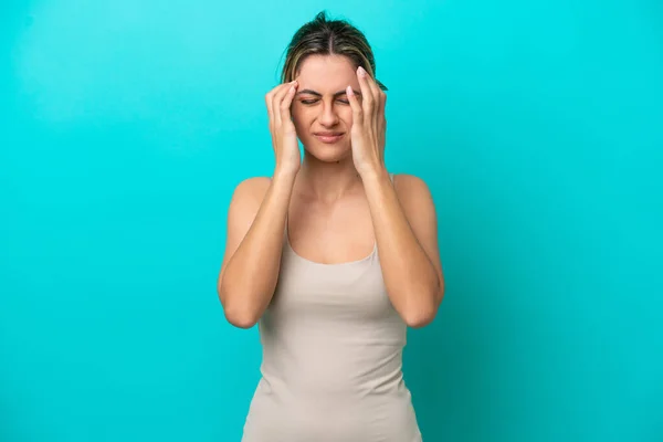 Mujer Joven Caucásica Aislada Sobre Fondo Azul Con Dolor Cabeza — Foto de Stock