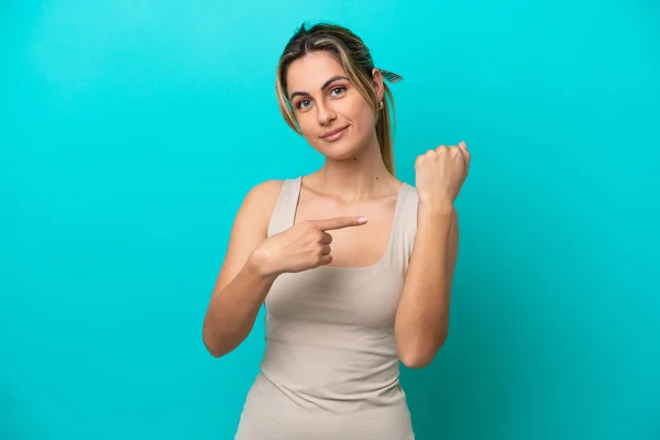 Mujer Joven Caucásica Aislada Sobre Fondo Azul Haciendo Gesto Llegar — Foto de Stock