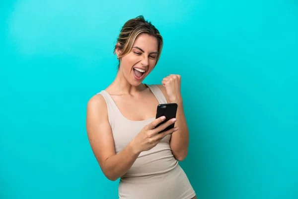 Genç Beyaz Kadın Mavi Arka Planda Izole Edilmiş Telefon Zafer — Stok fotoğraf