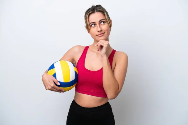 Молодая Кавказская Женщина Играющая Волейбол Белом Фоне Сомневается Думает — стоковое фото