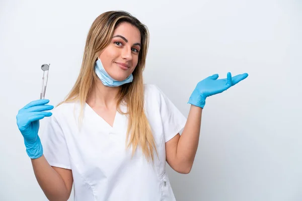 Dentystka Trzyma Narzędzia Odizolowane Białym Tle Wyciągając Ręce Bok Aby — Zdjęcie stockowe