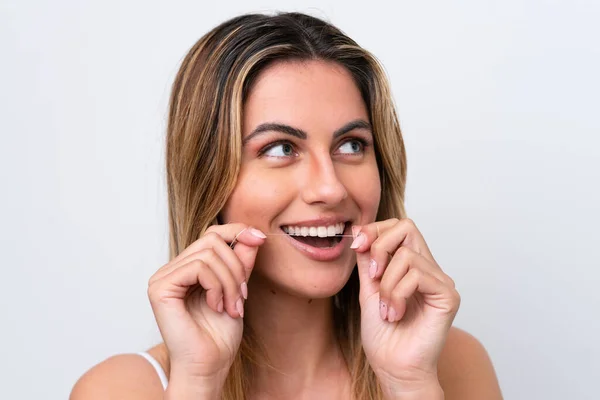 Beyaz Arka Planda Diş Ipiyle Izole Edilmiş Beyaz Bir Kadın — Stok fotoğraf