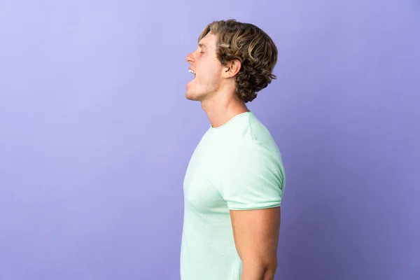 English Man Isolated Purple Background Laughing Lateral Position — Stockfoto