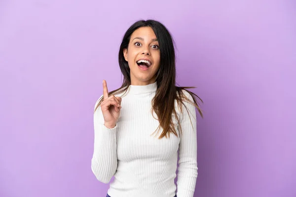 Mulher Caucasiana Jovem Isolado Fundo Roxo Com Intenção Realizar Solução — Fotografia de Stock