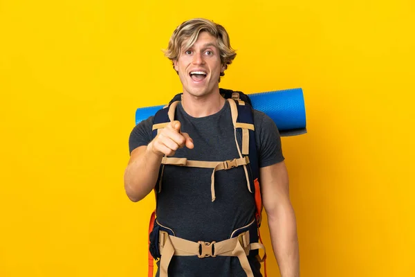 Young Mountaineer Man Isolated Yellow Background Surprised Pointing Front — 图库照片