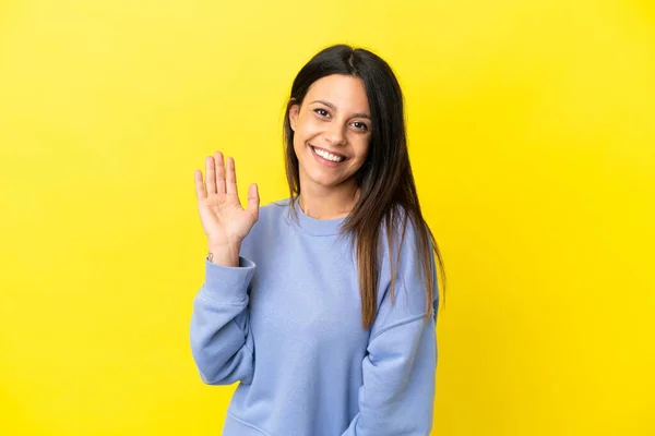 Jonge Blanke Vrouw Geïsoleerd Gele Achtergrond Salueren Met Hand Met — Stockfoto