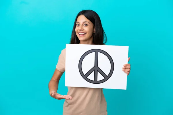 Mujer Joven Sobre Fondo Aislado Sosteniendo Cartel Con Símbolo Paz —  Fotos de Stock