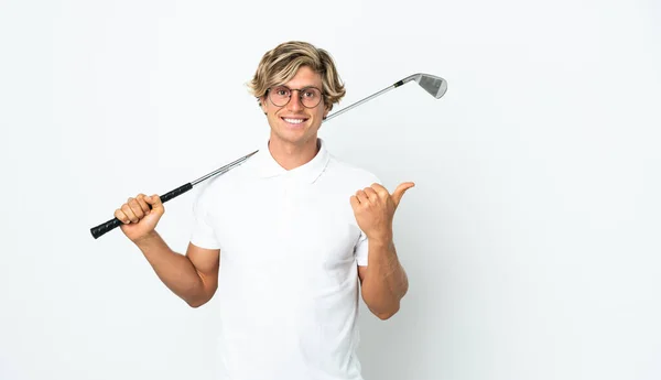 Engelse Man Golfen Wijzen Naar Zijkant Een Product Presenteren — Stockfoto