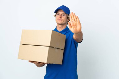 Teslimatçı beyaz arka planda durma hareketi yapıyor.