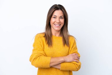 Beyaz arka planda izole edilmiş orta yaşlı beyaz kadın kollarını ön cephede çapraz tutuyor.