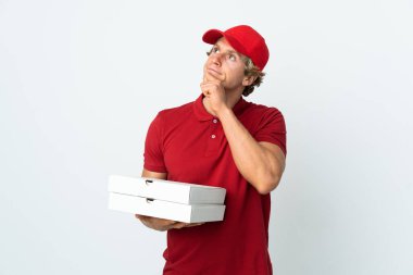 İzole edilmiş beyaz arka planda pizza teslimatçısı.